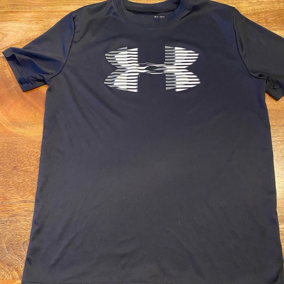 Youth large under armour Tshirt - Picture 2 of 2